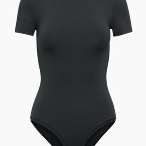 Babaton Classic Black Top